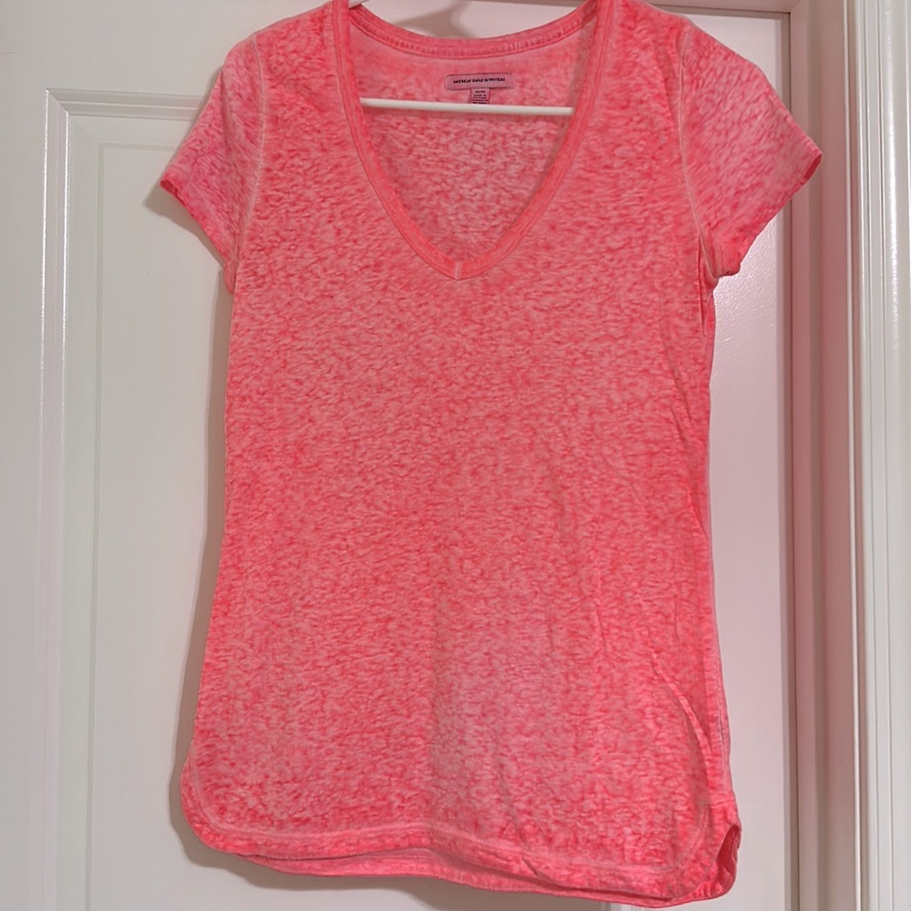 Women’s American Eagle Distressed Hot Pink T-Shirt - Size M